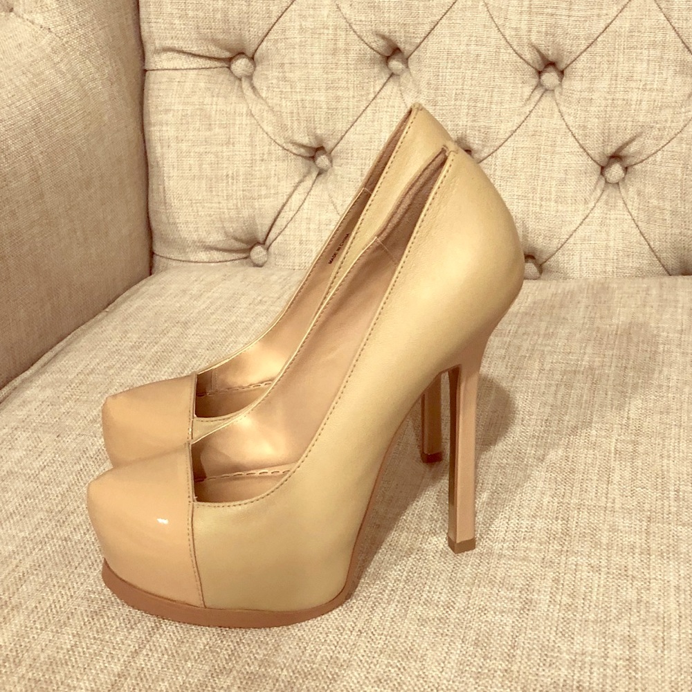 BEBE pumps size 6 brand new in box